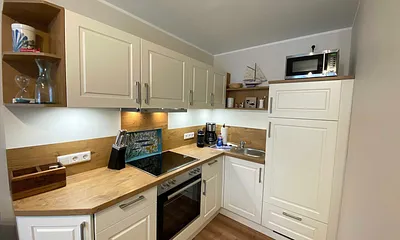 offene Eck-Küchenzeile mit Kühlschrank mit Gefrierfach, Geschirrspüler, 4 Zonen Ceranfeld mit Backofen, Mikrowelle, Kaffeemaschine und zusätzlich einer Nespresso Kapsel-Maschine,Toaster & Wasserkocher