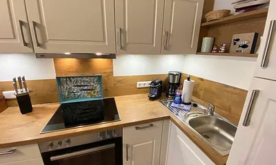 offene Eck-Küchenzeile mit Kühlschrank mit Gefrierfach, Geschirrspüler, 4 Zonen Ceranfeld mit Backofen, Mikrowelle, Kaffeemaschine und zusätzlich einer Nespresso Kapsel-Maschine,Toaster & Wasserkocher