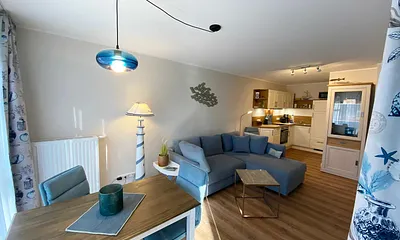 Wohn-/ Essbereich mit gemütlicher Couch (Aufbettung 3. Person, Liegefläche 1,60 m x 2,00 m), Couchtisch, Leselampe, Lowboard mit Smart-TV und einem DAB Radio mit USB-Anschluss und Bluetooth Anschluss 