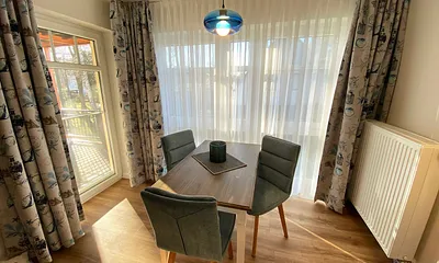 Esstisch mit Stühlen