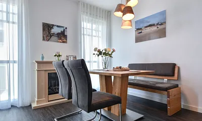 separater Esstisch im Wohnbereich