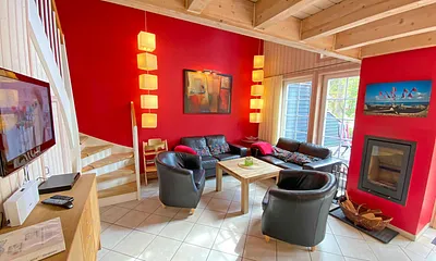 kombinierter Wohn-/Essbereich mit gemütlicher Ledercouchecke, 2 Sessel, Highboard mit Smart-TV, Blu-Ray-Player, Mini-Stereoanlage mit USB-Anschluss sowie ein Philips DAB Radio