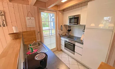 Einbauküche mit Geschirrspüler, Kühlschrank mit Gefrierfach, Ceranherd mit Backofen, Mikrowelle, Kaffeemaschine, SENSEO Kaffeemaschine, Wasserkocher, Toaster,Mixer und eine Auswahl an Küchenutensilien