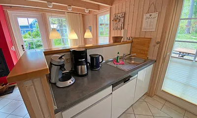 Einbauküche mit Geschirrspüler, Kühlschrank mit Gefrierfach, Ceranherd mit Backofen, Mikrowelle, Kaffeemaschine, SENSEO Kaffeemaschine, Wasserkocher, Toaster,Mixer und eine Auswahl an Küchenutensilien