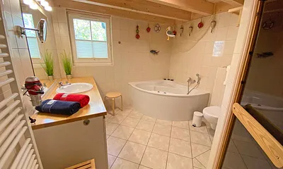 Badezimmer mit Dusche, Sauna, Whirlpool, Waschplatz, WC, Fön, Waschmaschine und Trockner 