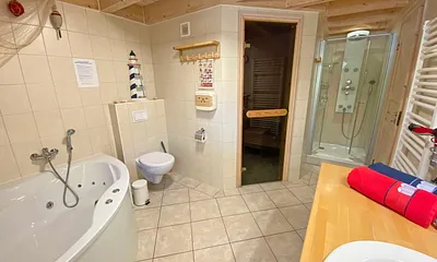 Badezimmer mit Dusche, Sauna, Whirlpool, Waschplatz, WC, Fön, Waschmaschine und Trockner 