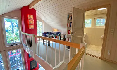 lichtdurchflutete Galerie mit Tisch - Kicker für gesellige „Fußballspiele“, Leseecke mit Sesseln 