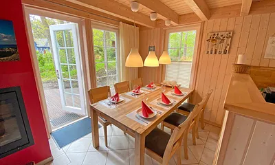 großer Esstisch bietet Platz für 6 Personen