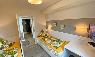 Schlafzimmer mit 2 Boxspringbetten (0,90 m x 2,00 m), Kleiderschrank, Schreibtisch mit Stuhl und TV 
