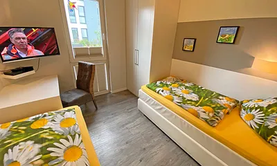 Schlafzimmer mit 2 Boxspringbetten (0,90 m x 2,00 m), Kleiderschrank, Schreibtisch mit Stuhl und TV 
