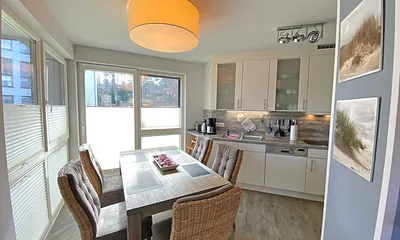 Essbereich mit großem Esstisch und gepolsterten Stühlen