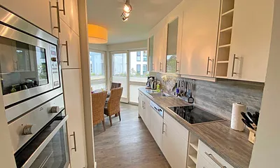 Einbauküche mit Cerankochfeld, Backofen, Kühlschrank mit Gefrierkombination, Mikrowelle, Toaster, Wasserkocher, Kaffeemaschine, SENSEO Pad Kaffeemaschine mit Thermoskanne & Eierkocher 