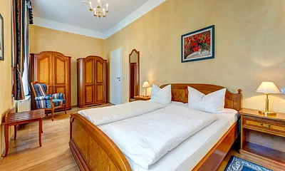 Schlafzimmer mit Doppelbett