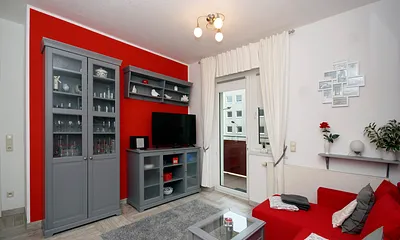 Couch und Zugang zum Balkon