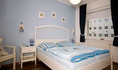 geräumiges Schlafzimmer mit Doppelbett