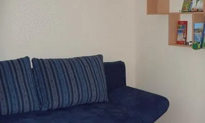 Das 2. Schlafzimmer mit einer Ausziehcouch 145x200 und Kleiderschrank 