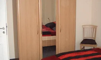 Das Schlafzimmer. Bei offener Tür ist vom rechten Bett aus das Meer zu sehen.  :-)