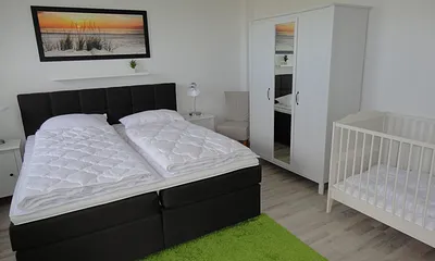 Schlafzimmer m. Kinderbett