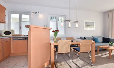 offene Küche mit separaten Esstisch