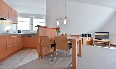 offene Küche mit separaten Esstisch