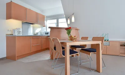 offene Küche mit Esstisch