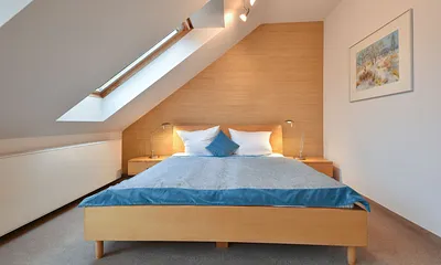 offener Schlafraum mit Doppelbett