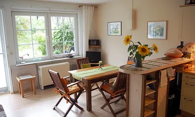 Essecke mit TV-Wagen (80 cm, beweglich) + Audio-Komponenten