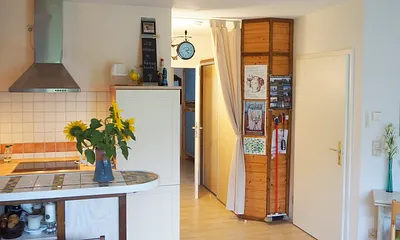 Blick zur Diele mit Dielenschrank, Durchgang zum Bad und Schlafzimmer