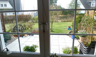 Blick zur Terrasse und zum Garten