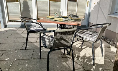 Separater Eingang mit Terrasse - Nachmittag- und Abendsonne