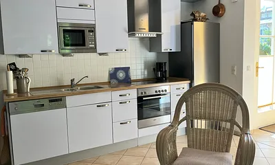 Küche mit Spülmaschine, Ceranfeld, Backofen, großer Kühl-Gefrierkombination, Mikrowelle - Voll ausgestattet