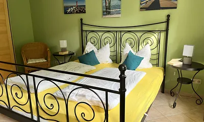 Großes Schlafzimmer - Bei Bedarf kann kostenfrei ein Kinderreisebett zur Verfügung gestellt werden. 