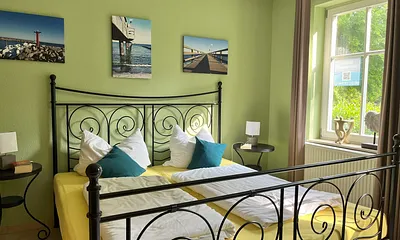 Großes Schlafzimmer mit Doppelbett & großem Kleiderschrank