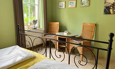 Großes Schlafzimmer mit gemütlicher Sitzecke