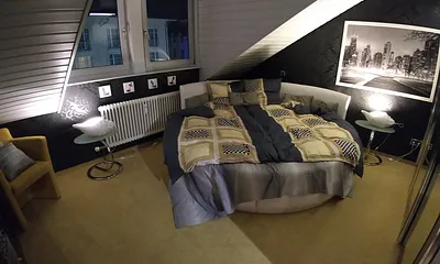 Modernes Schlafzimmer mit Rundbett 