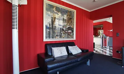 Zweites Sofa im Wohnbereich 