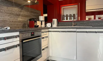 Blick auf die hochwertige, Küche und Schachbrettfliesen