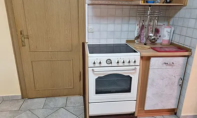 Küche mit Herd und Backofen