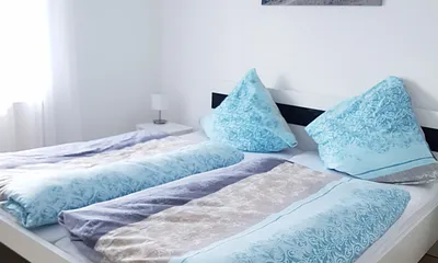 Schlafzimmer mit Doppelbett 