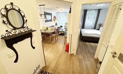 Flurbereich mit Blick in den Wohnbereich sowie Schlafzimmer