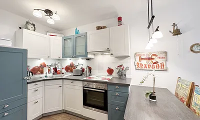 Küchenzeile mit anderen praktischen Küchenhelfern