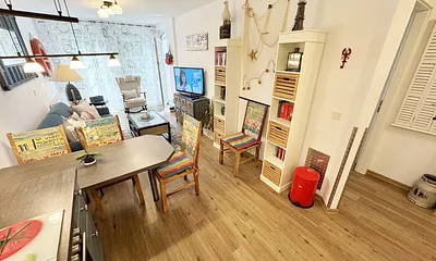 Blick von der Küchenzeile in das gemütliche Wohnzimmer