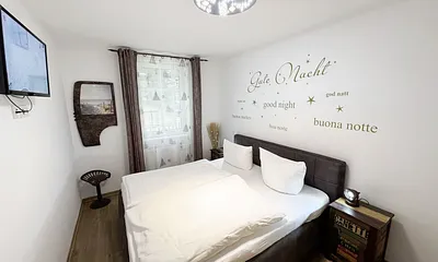 Schlafzimmer mit Doppelbett und Nachttischablagen