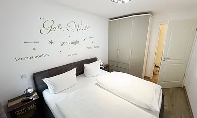 Schlafzimmer mit Doppelbett und Kleiderschrank