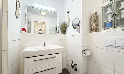 innenliegendes Badezimmer mit Waschbecken