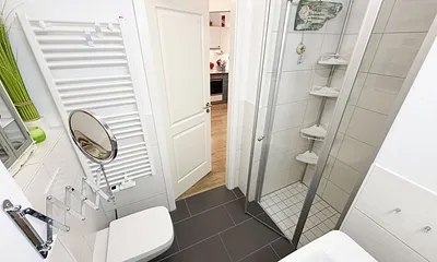 innenliegendes Badezimmer mit Wc und Dusche