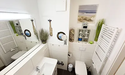 innenliegendes Badezimmer WC und Waschbecken