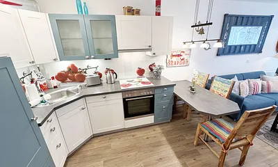 Küchenzeile mit anderen praktischen Küchenhelfern