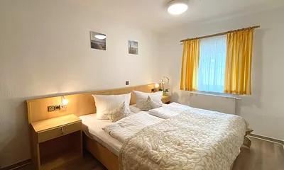 Schlafzimmer mit Doppelbett