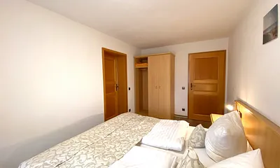 Schlafzimmer mit Doppelbett